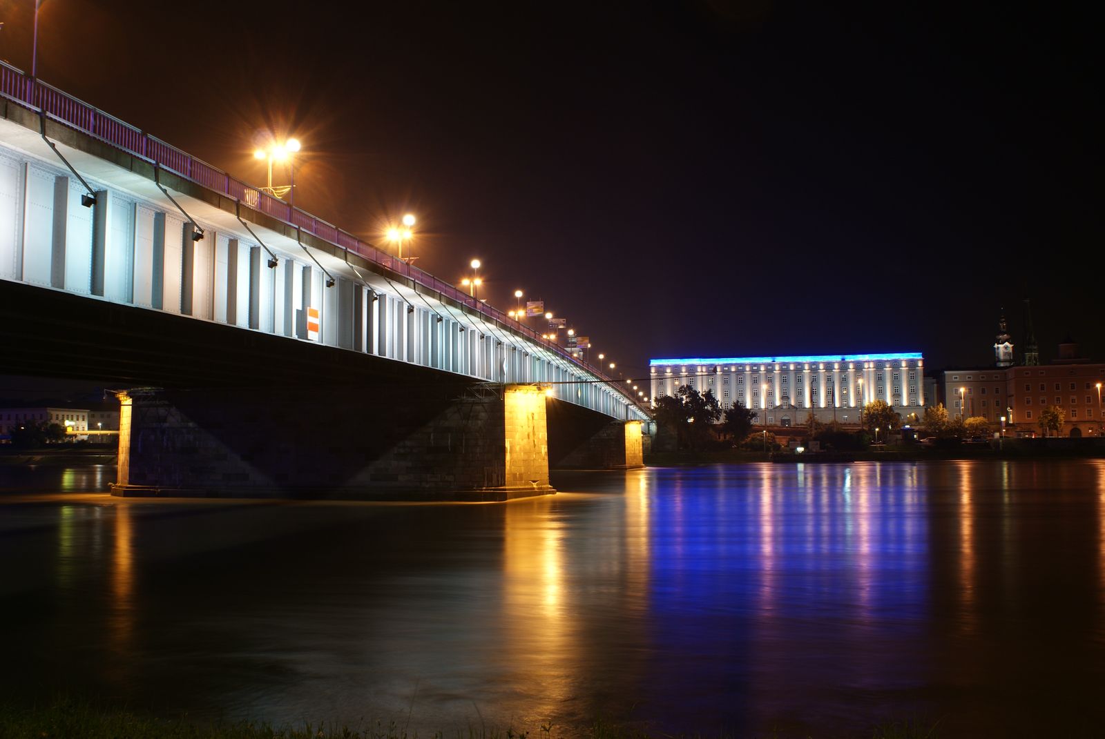 Linz bei Nacht, beleuchtete Brücke über die Donau