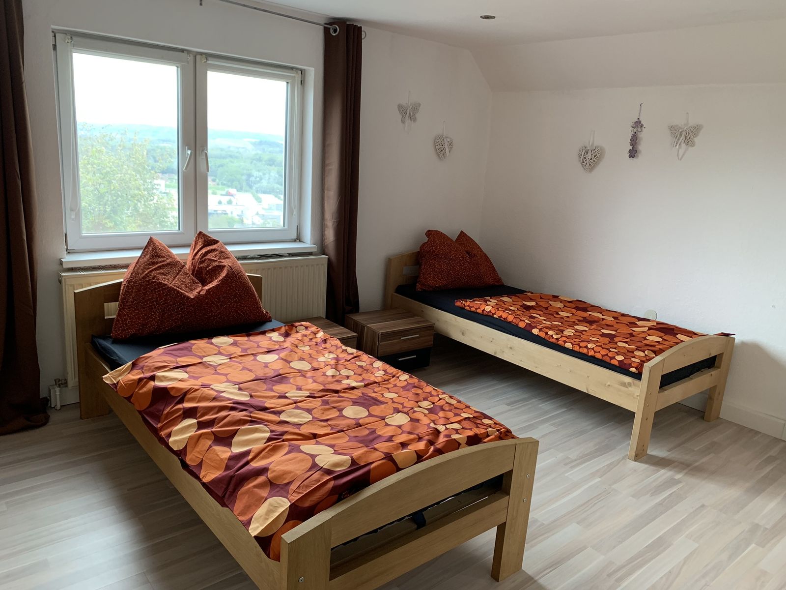 Wohnung 1: Schlafzimmer mit zwei Einzelbetten und Ausblick